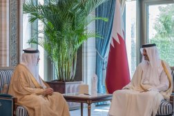 أمير قطر الشيخ تميم بن حمد آل ثاني خلال استقباله اليوم وزير الخارجية البحريني عبد اللطيف الزياني (قنا)