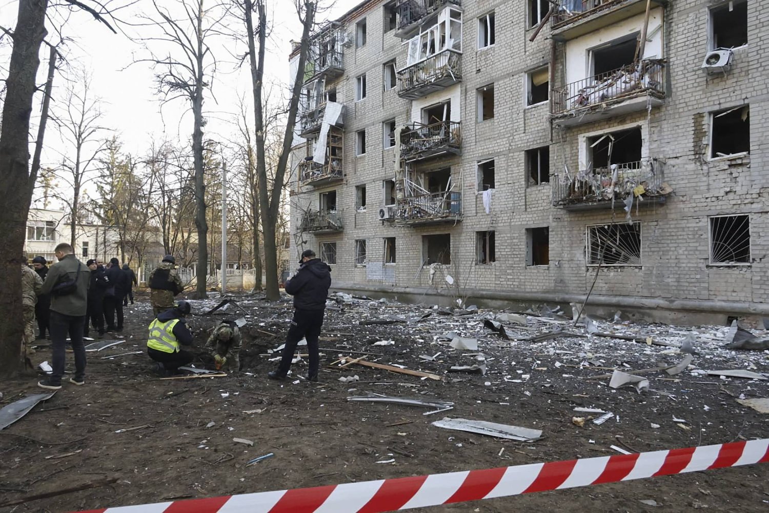 الشرطة تؤمن موقع القصف بالقرب من المباني السكنية في خاركيف بأوكرانيا (إ.ب.أ)