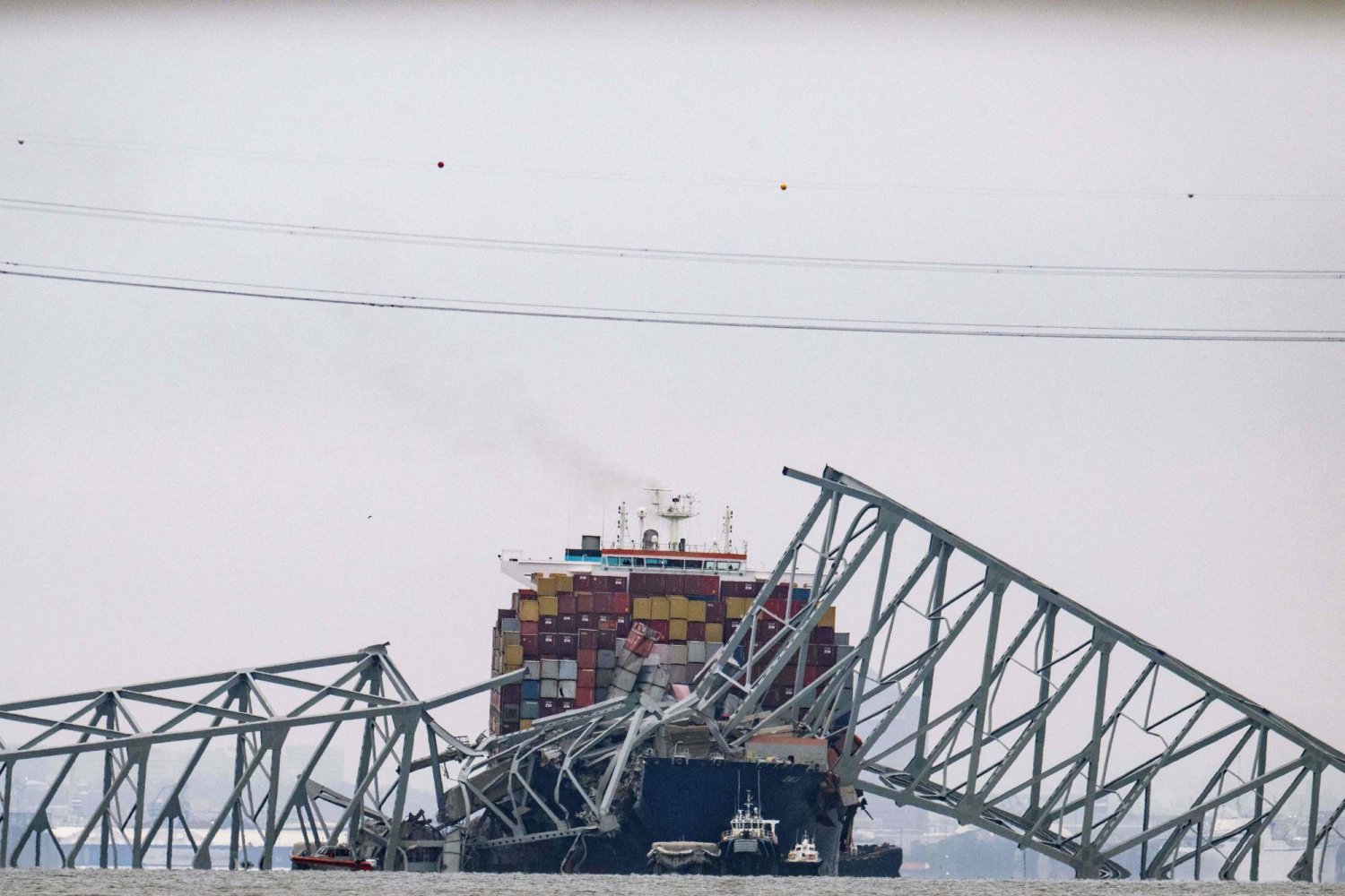 جسر «فرنسيس سكوت كي» المنهار فوق سفينة الحاويات «دالي» في بالتيمور (أ.ف.ب)