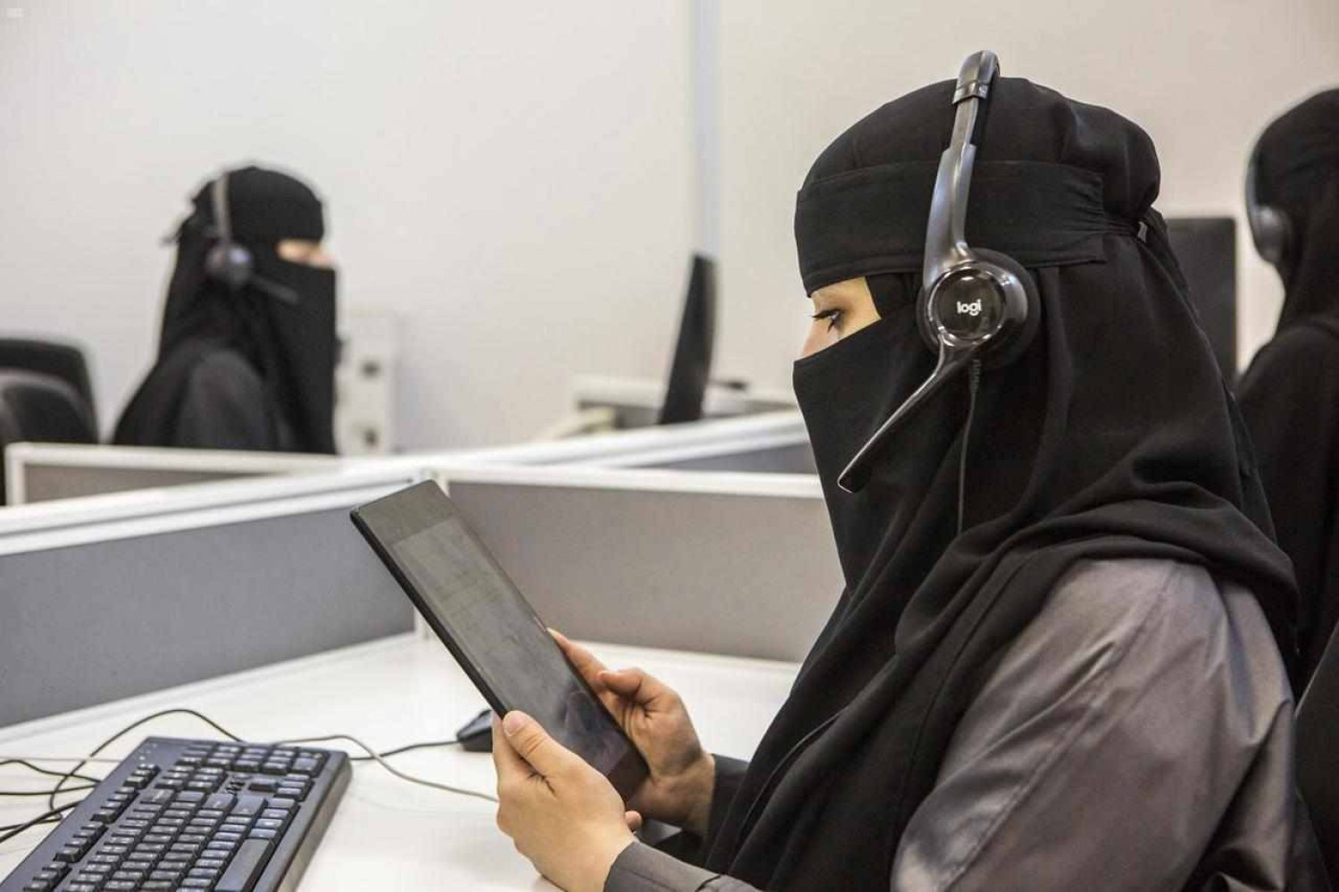 سياسة تمكين المرأة السعودية تزيد فرص حضورها في قطاعات جديدة (الشرق الأوسط)