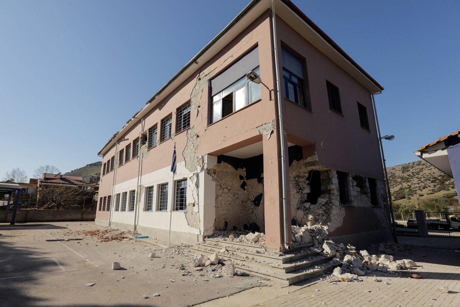 منظر لمنزل متضرر بعد زلزال في قرية داماسي بوسط اليونان في 3 مارس 2021 (رويترز)