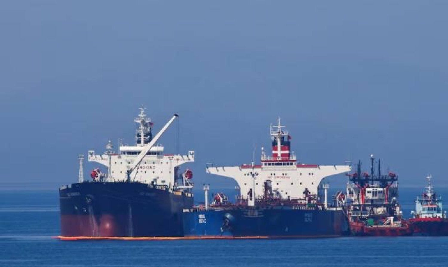 ناقلة النفط الليبيرية «آيس إنيرجي» تنقل النفط الخام من الناقلة الإيرانية «لانا» (بيجاس سابقاً) قبالة سواحل كاريستوس (رويترز)