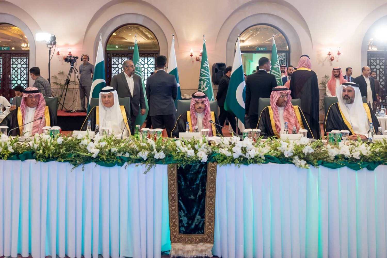 الوزراء والمسؤولون السعوديون خلال مشاركتهم في اجتماع مجلس تيسير الاستثمار الخاص (الشرق الأوسط)
