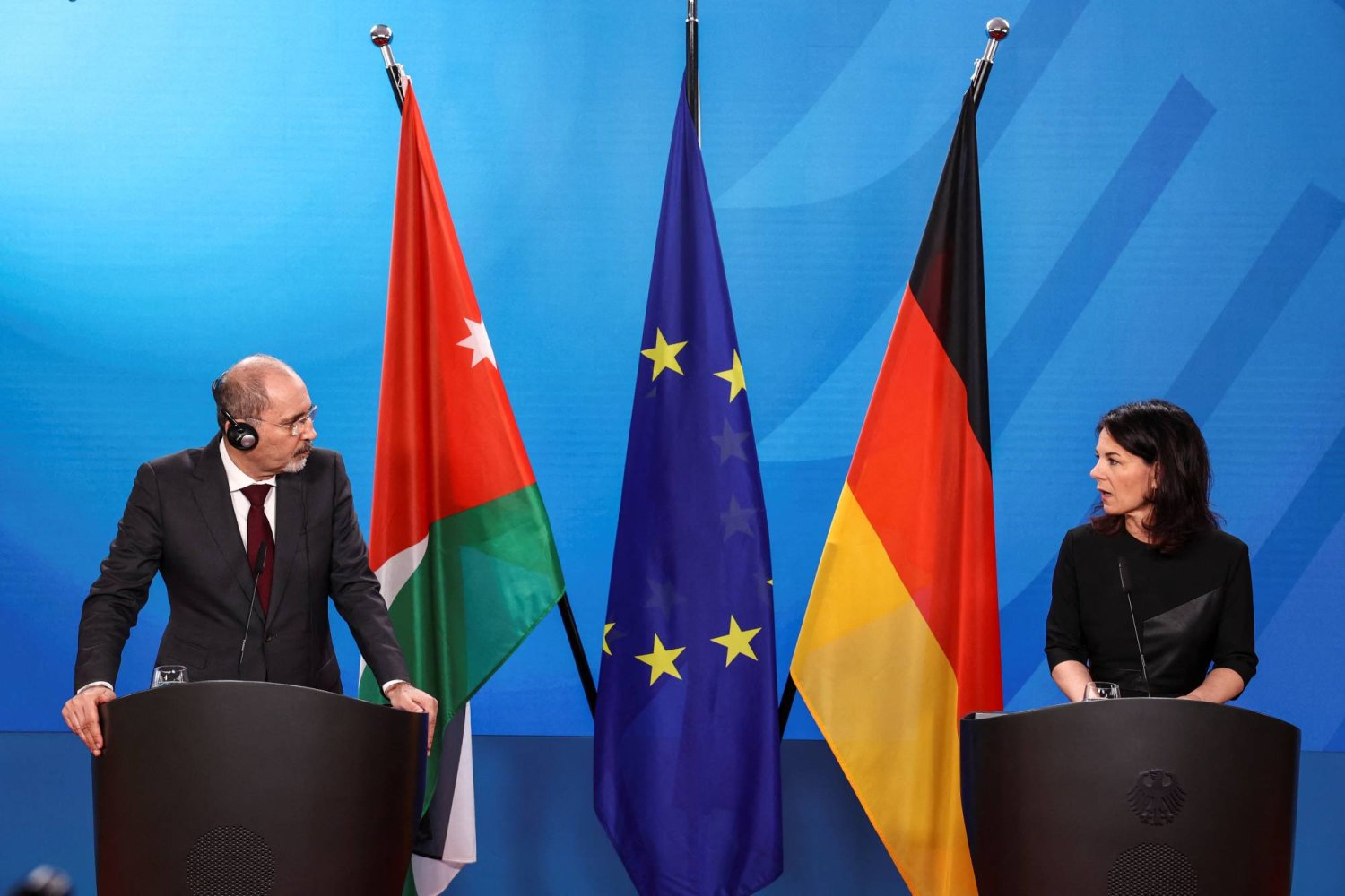 وزيرة الخارجية الألمانية أنالينا بيربوك مع نظيرها الأردني أيمن الصفدي في مؤتمر صحافي ببرلين (رويترز)