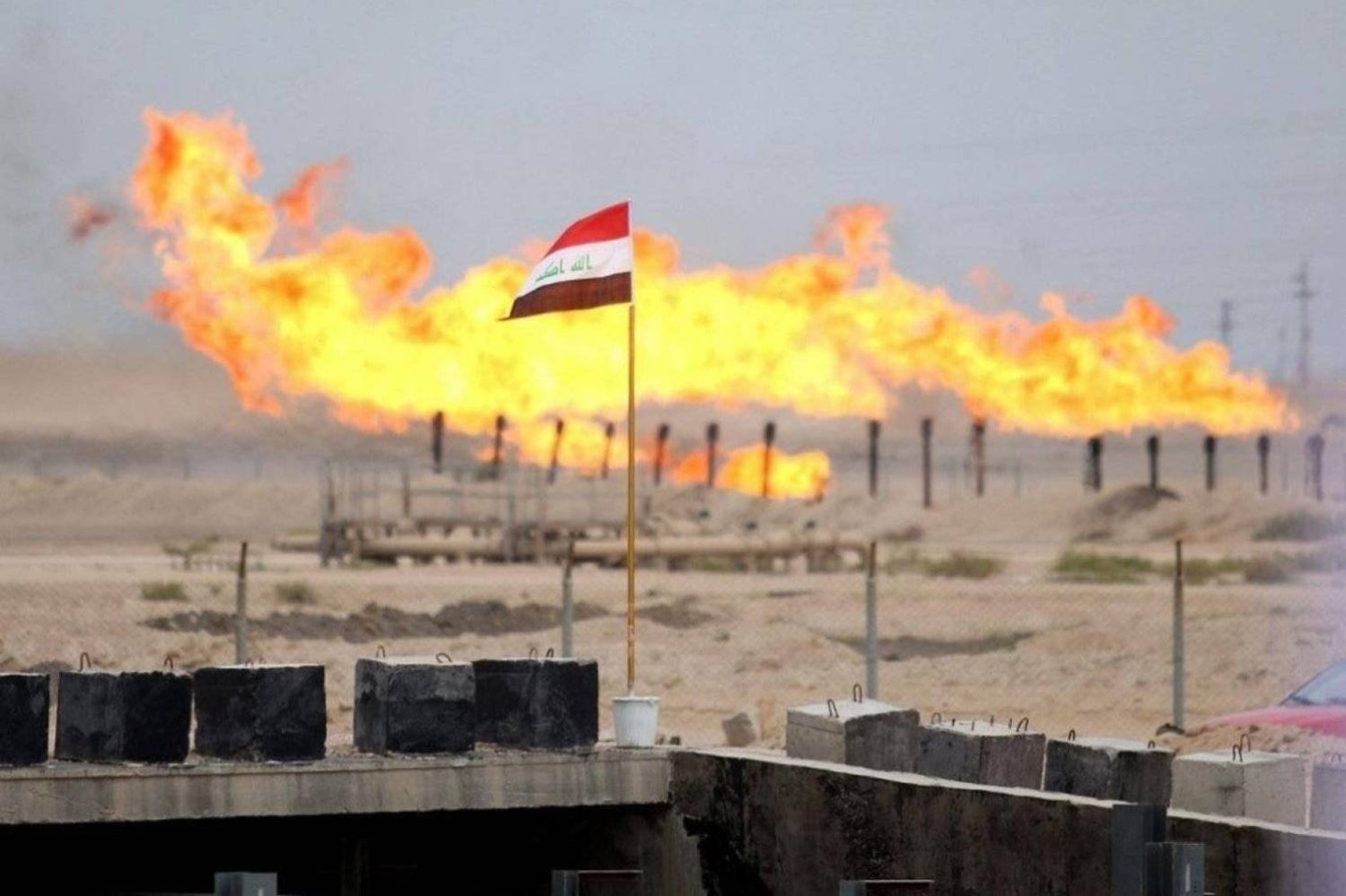 علم العراق يرفرف أمام حقل للغاز (أ.ف.ب)