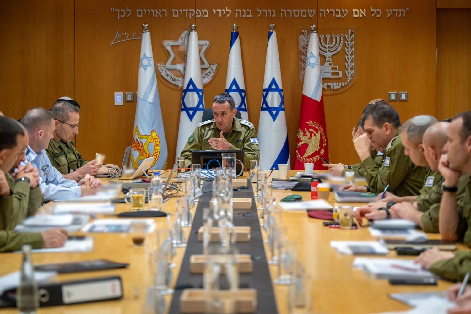 اجتماع لقيادة أركان الجيش الإسرائيلي لتقييم الوضع في قاعدة كيريا العسكرية (أ.ف.ب)