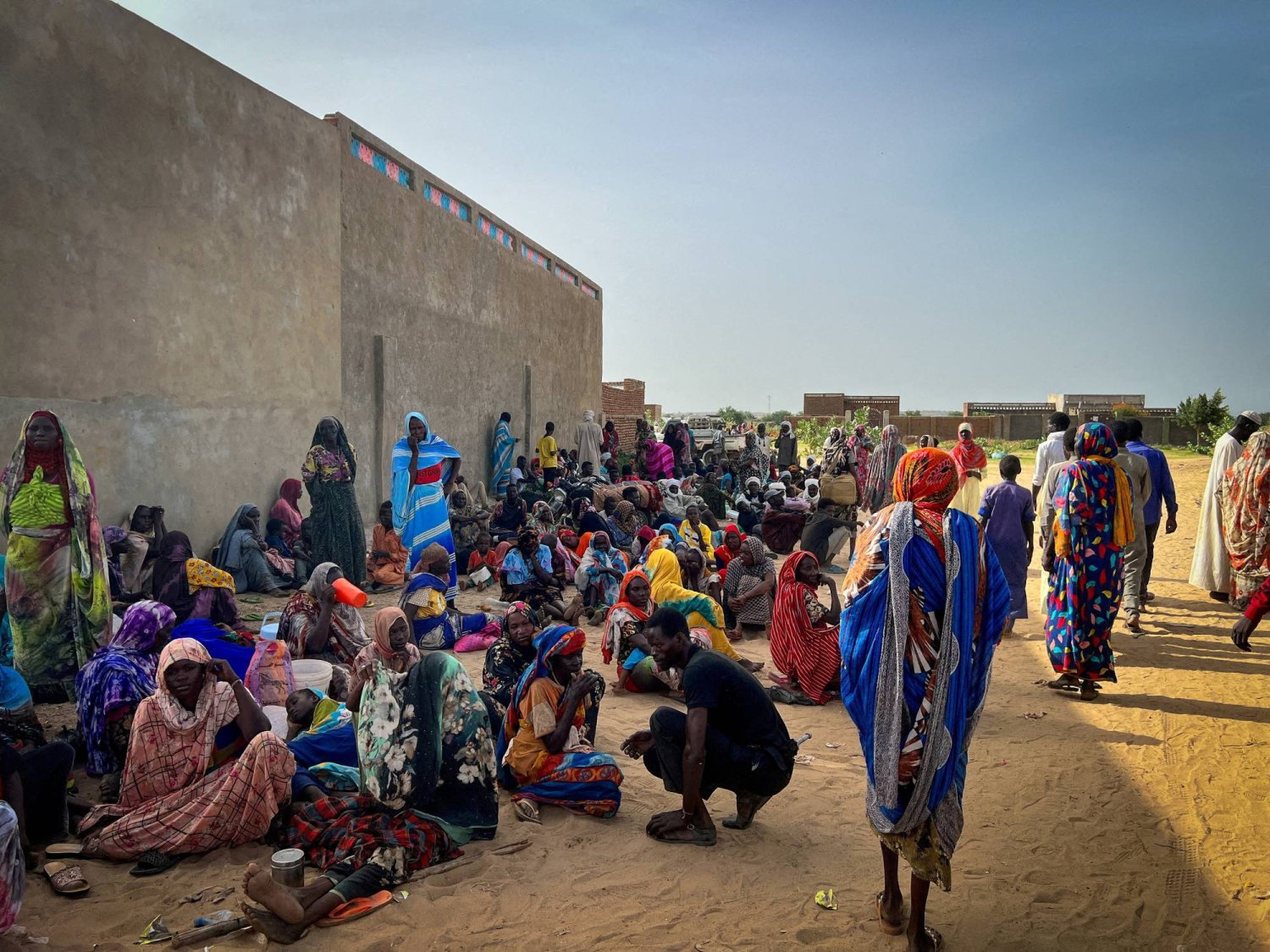 اللاجئون السودانيون يتجمعون بينما تساعد فرق «أطباء بلا حدود» جرحى الحرب من غرب دارفور (رويترز)