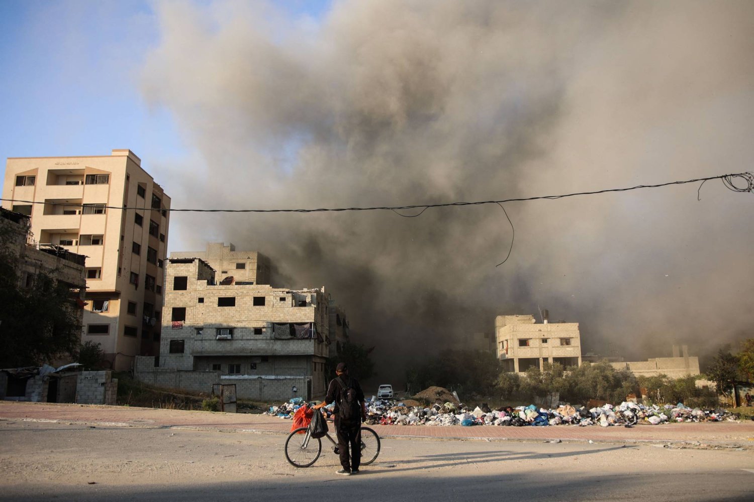 دخان يتصاعد من منطقة قصفتها إسرائيل في غزة (أ.ف.ب)