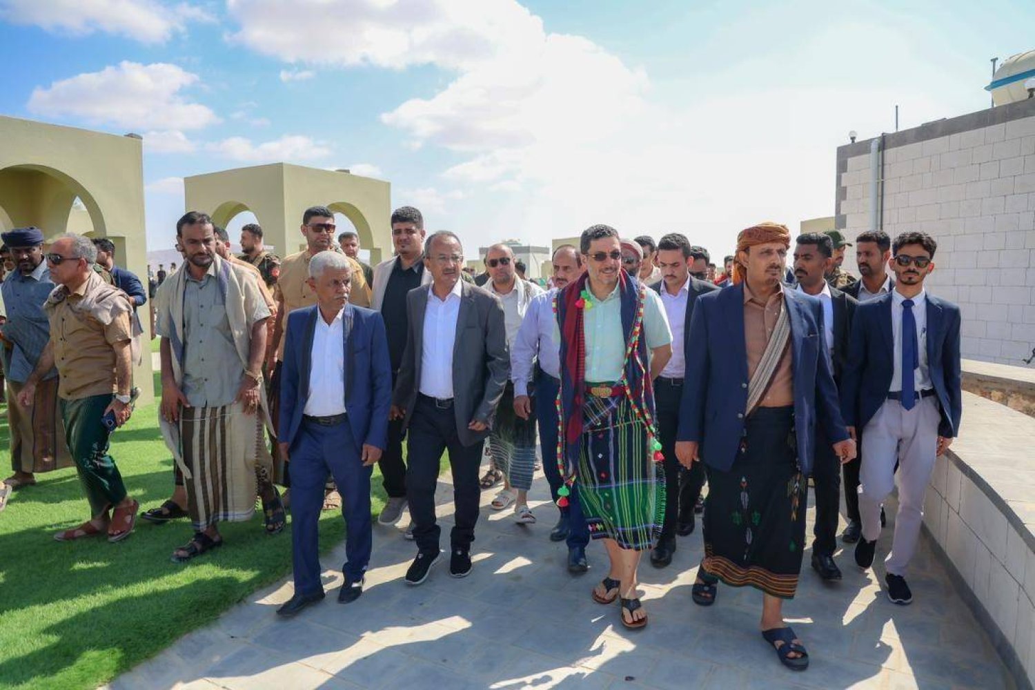 جانب من زيارة رئيس الوزراء أحمد عوض بن مبارك لمدينة الشحر ضمن زيارته لمحافظة حضرموت (الحكومة اليمنية)