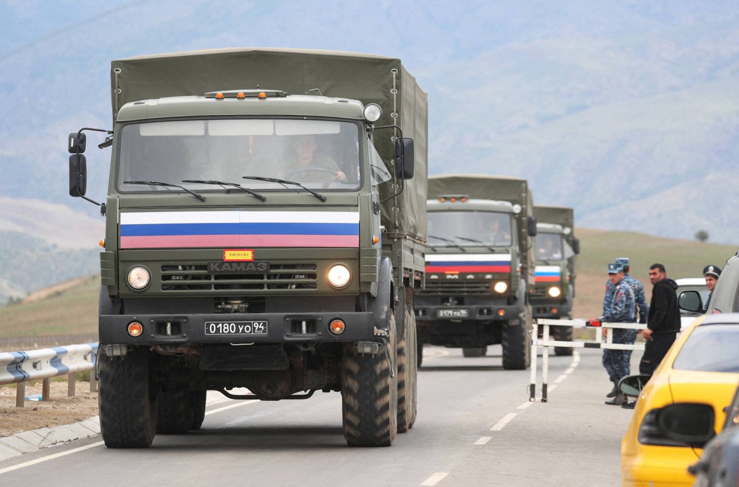 مركبات قوات حفظ سلام روسية تغادر منطقة ناغورنو كاراباخ مروراً بنقطة تفتيش أرمينية على طريق بالقرب من قرية كورنيدزور بأرمينيا 22 سبتمبر 2023 (رويترز)