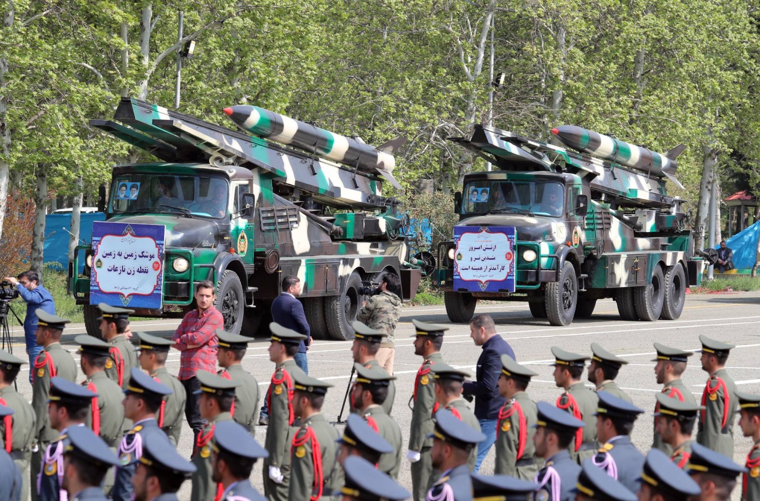 عرض عسكري بمناسبة يوم الجيش الإيراني تخلله استعراض لصواريخ متوسطة المدى في طهران (إ.ب.أ)