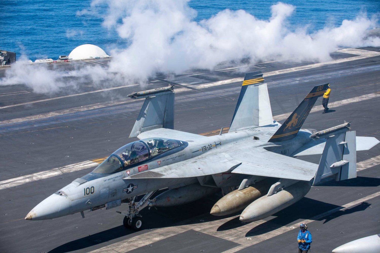 مقاتلة إف 18 تنطلق من على متن حاملة طائرات أميركية في البحر الأحمر لصد هجمات الحوثيين (الجيش الأميركي)