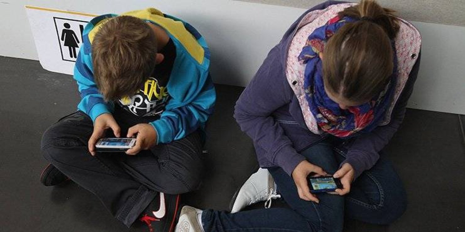 الاستخدام المفرط للإنترنت مرتبط بزيادة خطر التغيب عن المدرسة (رويترز)