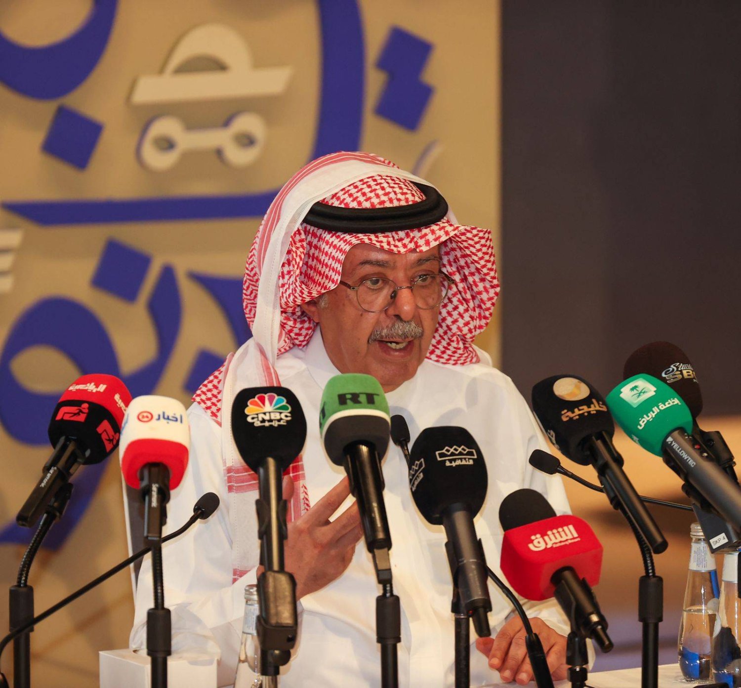 سلطان البازعي الرئيس التنفيذي لهيئة المسرح يتحدث عن تفاصيل العمل خلال مؤتمر صحافي بالرياض (تصوير: صالح الغنام)