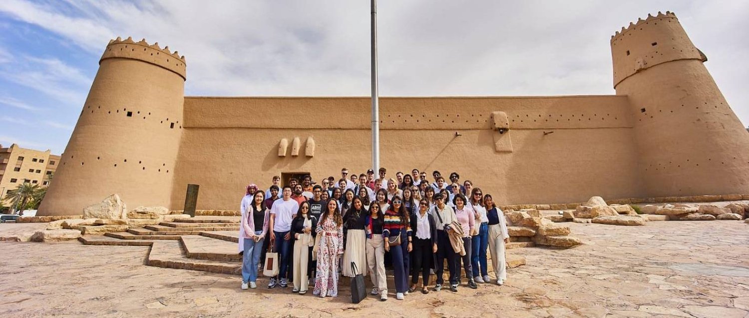 أعضاء الوفود المشاركة خلال زيارتهم قصر المصمك (الشرق الأوسط)
