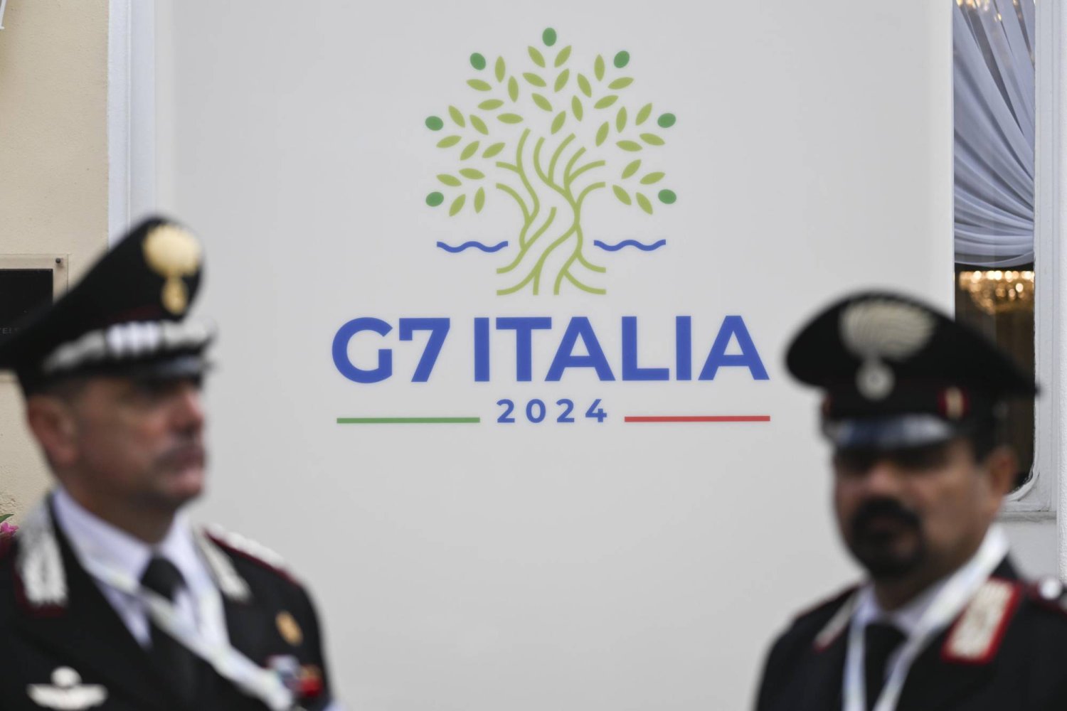 ضباط الشرطة الإيطالية خارج مقر انعقاد قمة وزراء خارجية مجموعة السبع (إ.ب.أ)