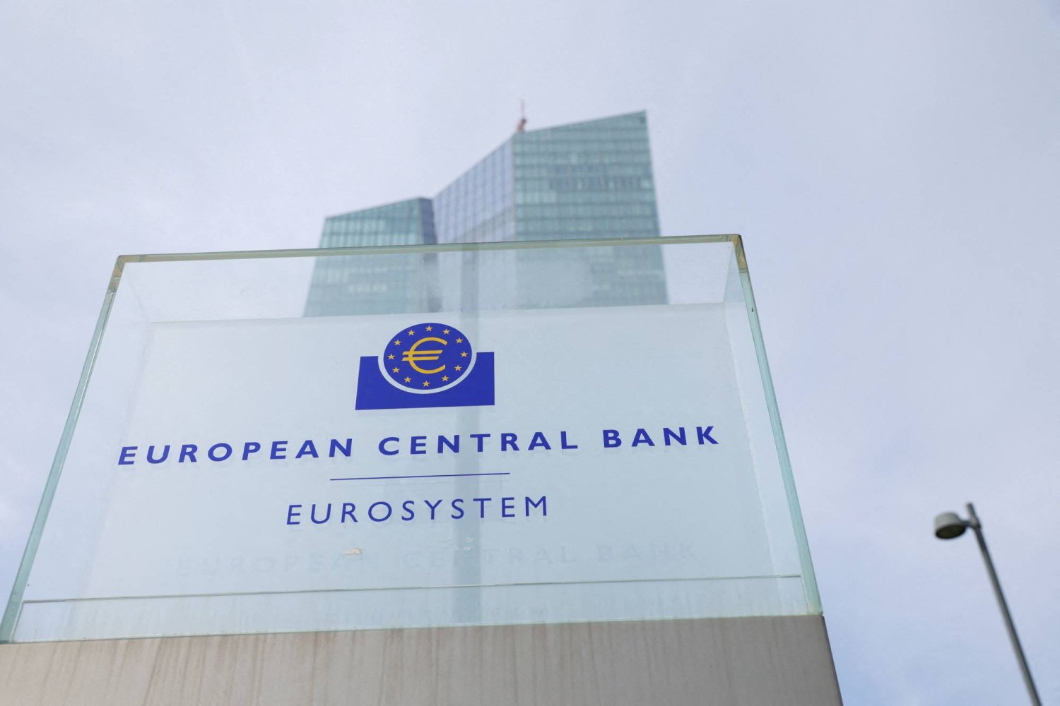 يظهر شعار «المصرف المركزي الأوروبي» خارج مقره الرئيسي في فرنكفورت بألمانيا (رويترز)