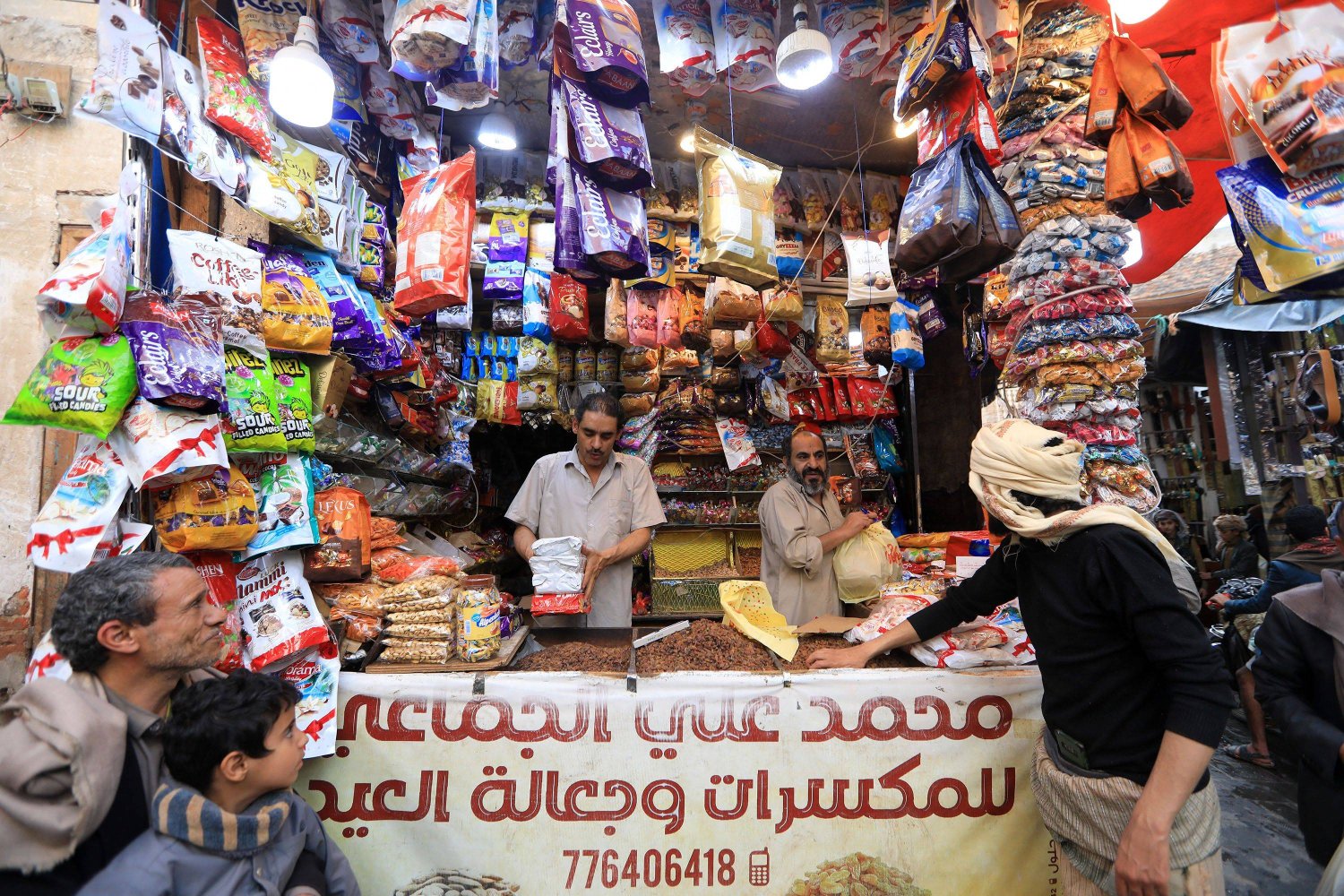 متجر في صنعاء لبيع المكسرات والحلويات (أ.ف.ب)