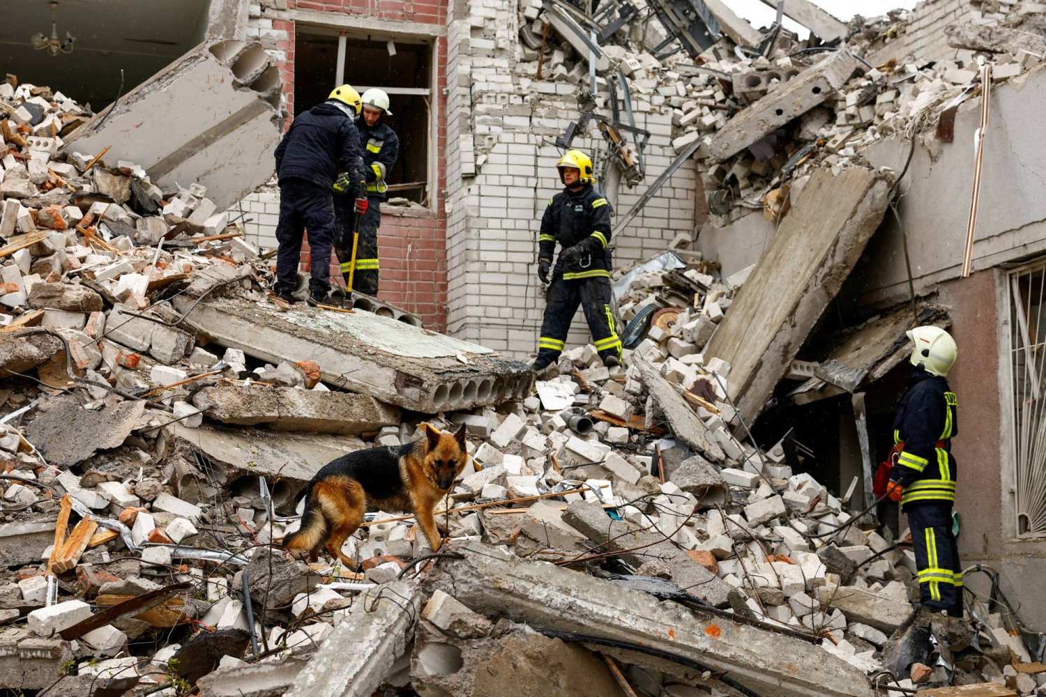 جانب من الدمار جراء الهجوم الروسي على مدينة تشيرنيهيف شمال أوكرانيا اليوم (رويترز)