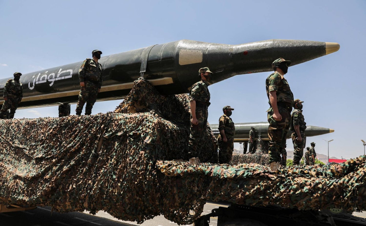 صاروخ استعرضته الجماعة الحوثية في صنعاء (رويترز)
