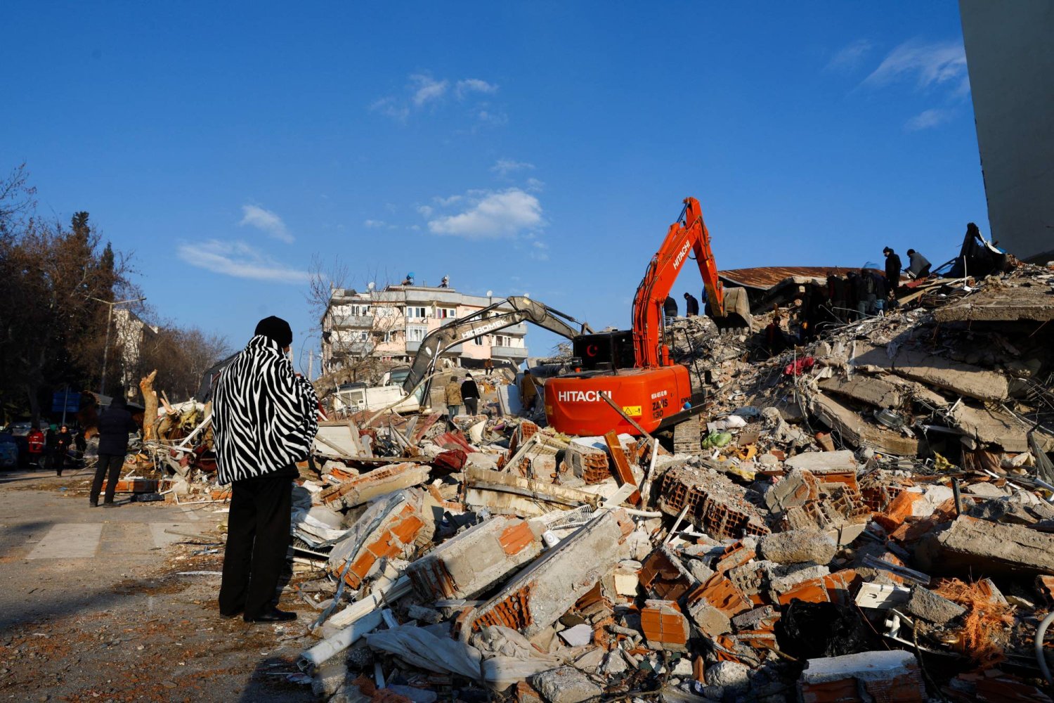 شخص ينظر إلى الأنقاض والحطام بعد زلزال في كهرمان مرعش، تركيا 8 فبراير 2023 (رويترز)