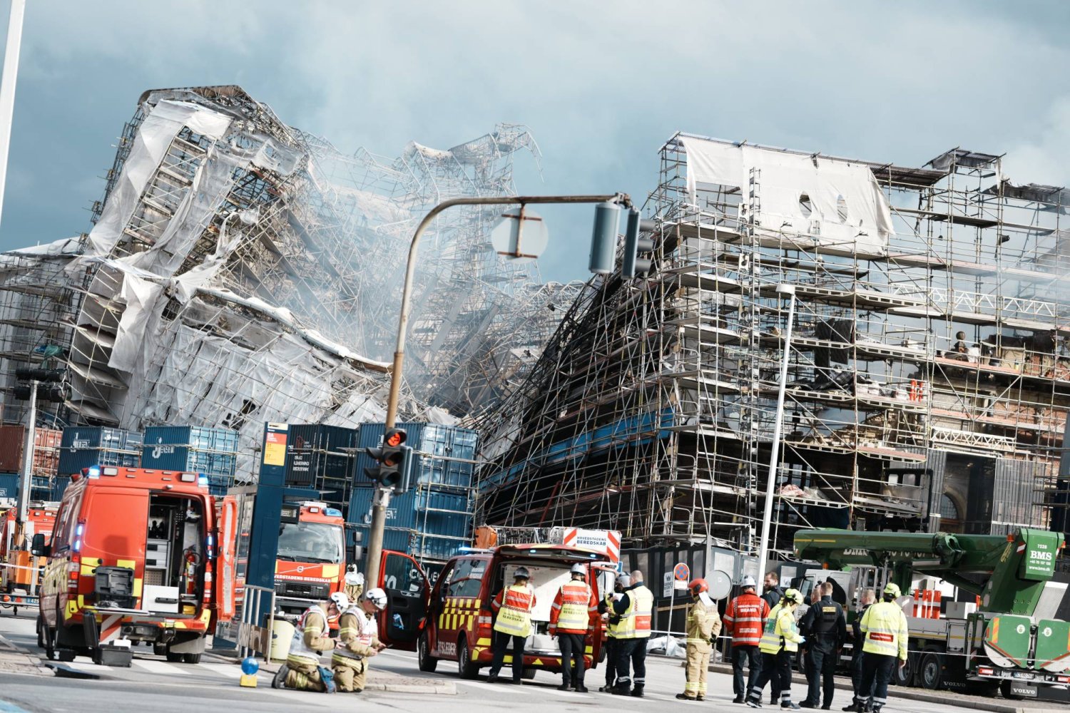 انهيار أجزاء من سور مبنى بورصة كوبنهاجن بسبب حريق (أ. ب)