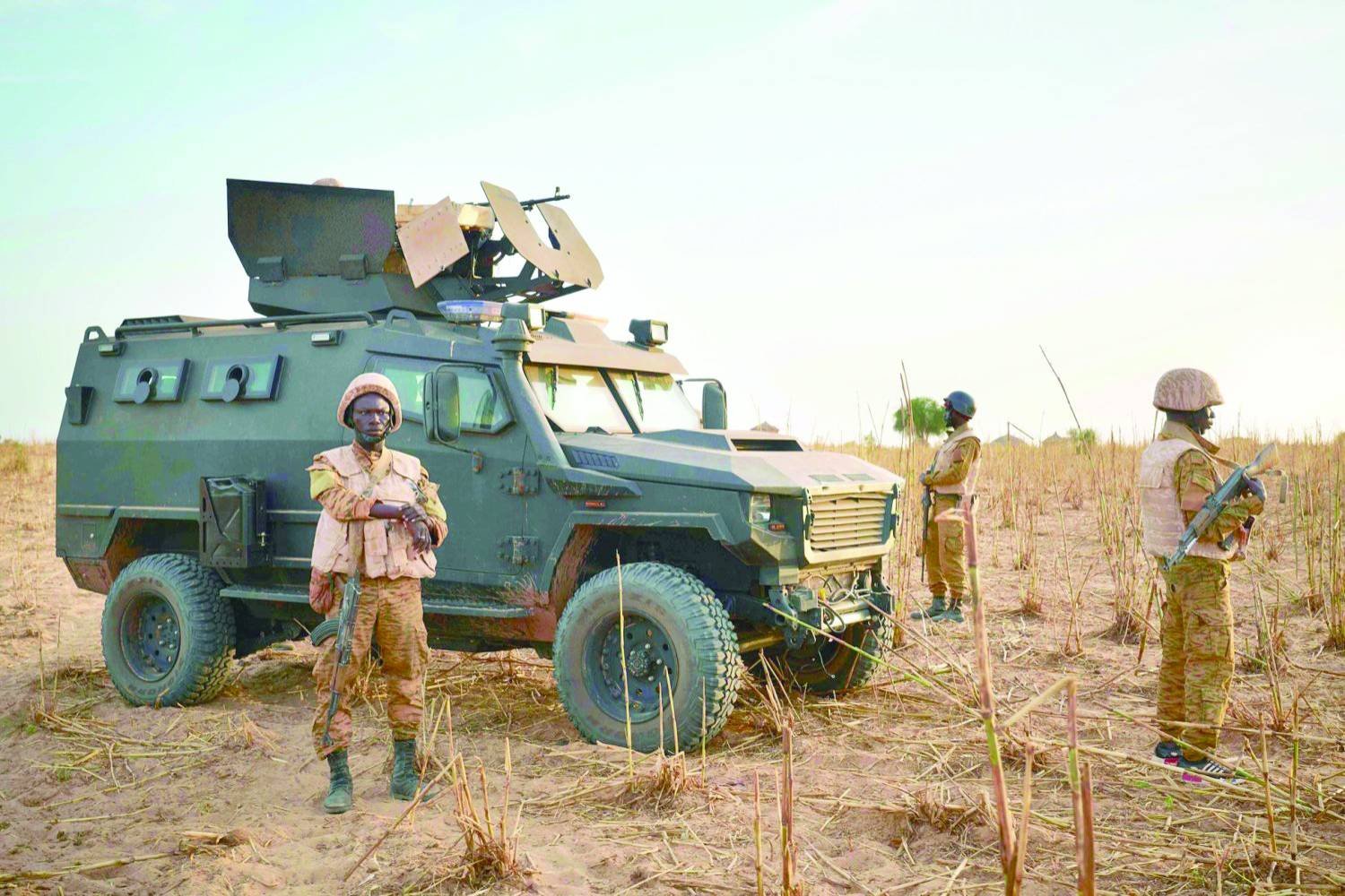 
جنود من جيش بوركينا فاسو بمنطقة سوم على طول الحدود مع مالي في نوفمبر 2019 (أ.ف.ب)