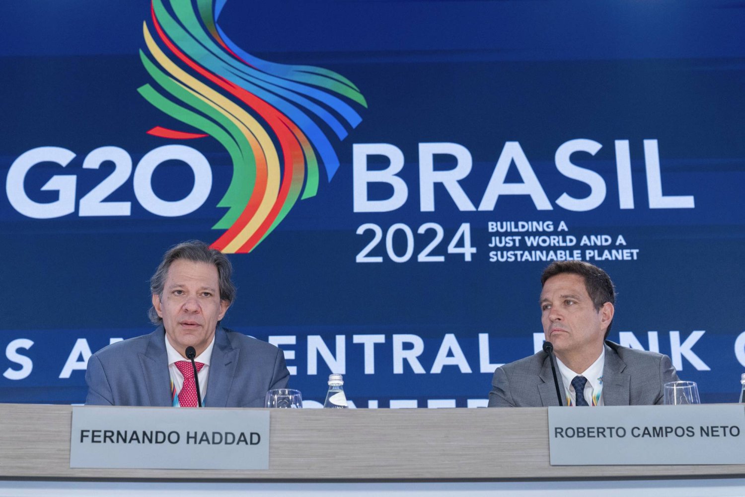 وزير المالية البرازيلي فرناندو حداد (على اليسار) ومحافظ المصرف المركزي البرازيلي روبرتو كامبوس نيتو يتحدثان خلال المؤتمر الصحافي لمجموعة الـ20 (أ.ب)
