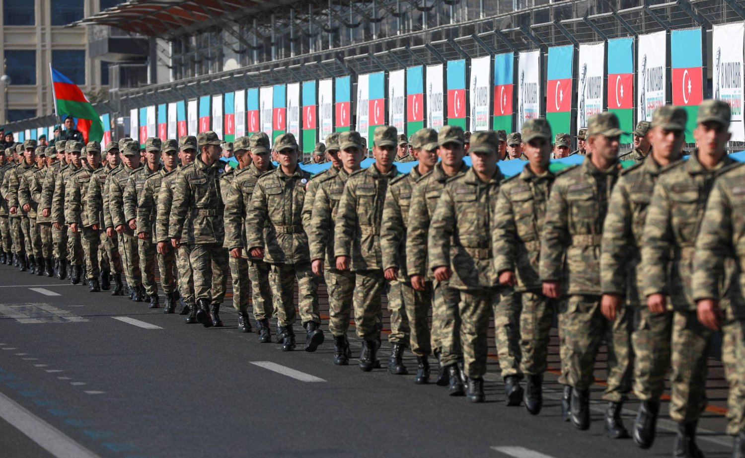 أعضاء الخدمة الأذربيجانية يشاركون في موكب بمناسبة الذكرى السنوية لانتهاء الصراع العسكري عام 2020 على منطقة ناغورنو كاراباخ الانفصالية (رويترز)