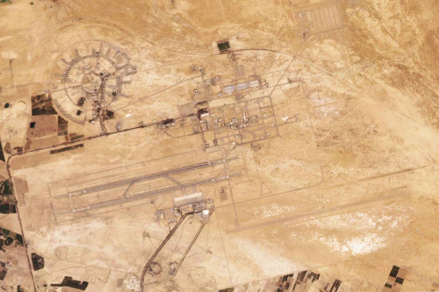 تُظهر صورة الأقمار الصناعية من «بلانت لبس» المطار المدني ذا الاستخدام المزدوج والقاعدة الجوية في أصفهان الخميس (أ.ب)