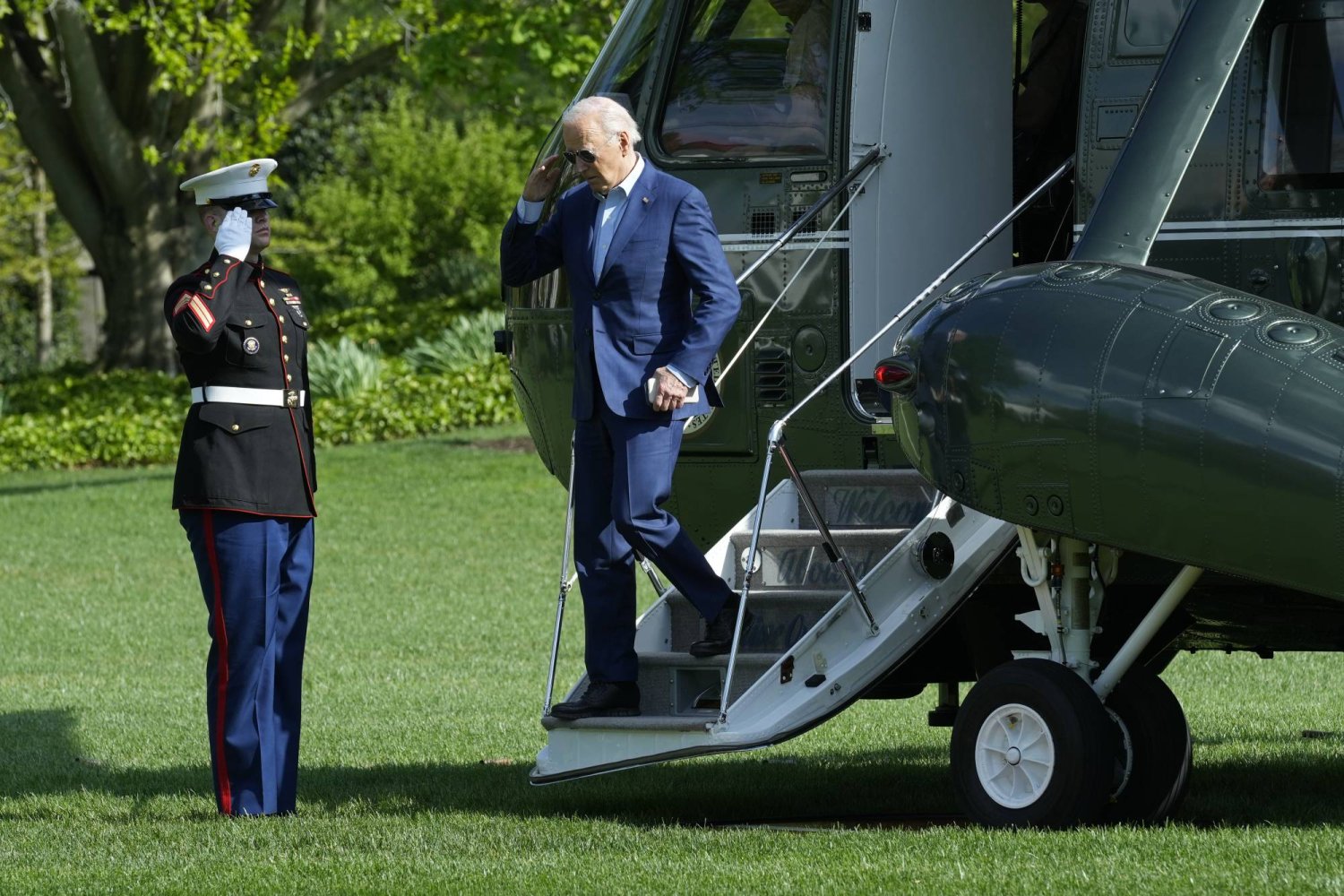 بايدن ينزل من المروحية الرئاسية «مارين ون» في الحديقة الجنوبية للبيت الأبيض بواشنطن الخميس (أ.ب)