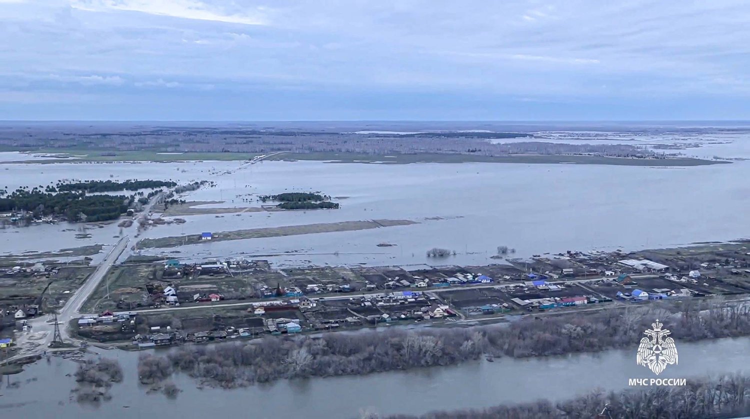 المياه تغمر مساحات واسعة في منطقة كورغان الروسية (أ.ب)