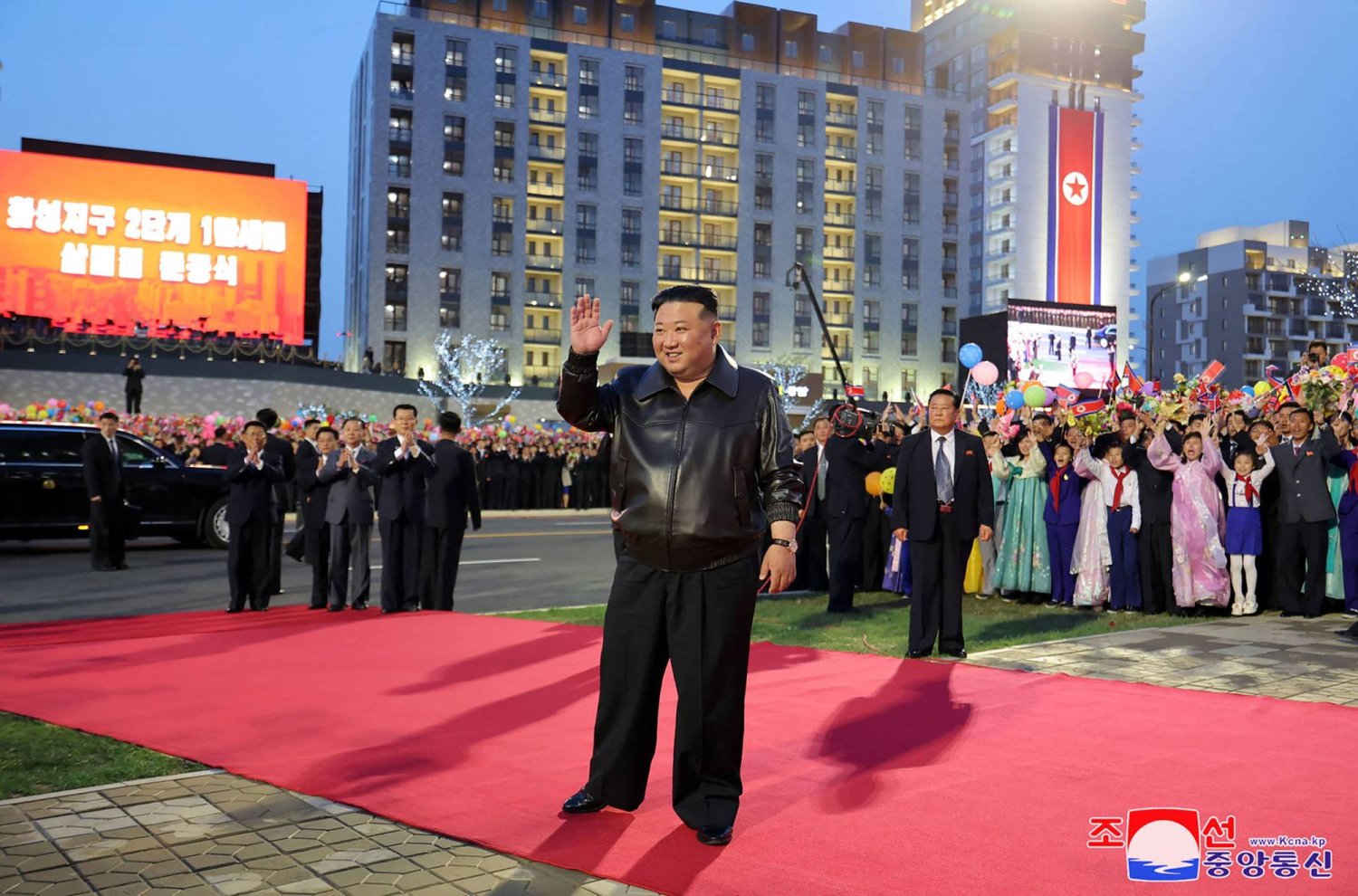 زعيم كوريا الشمالية كيم جونغ أون يشارك في احتفالية بمناسبة إكمال المرحلة الثانية من بناء 10 آلاف وحدة سكنية ببيونغ يانغ (أ.ف.ب)