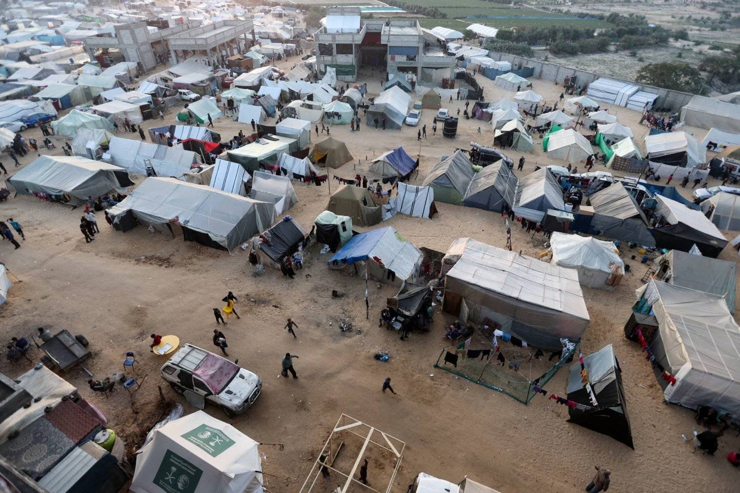 مخيم للنازحين الفلسطينيين في رفح جنوب قطاع غزة (رويترز)
