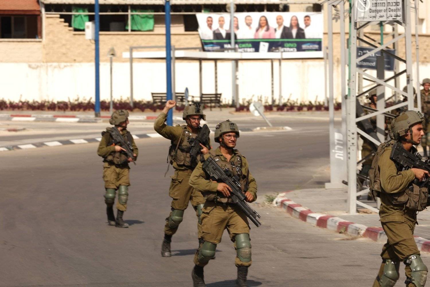 جنود إسرائيليون يمشطون منطقة في سديروت (أرشيفية - د.ب.أ)