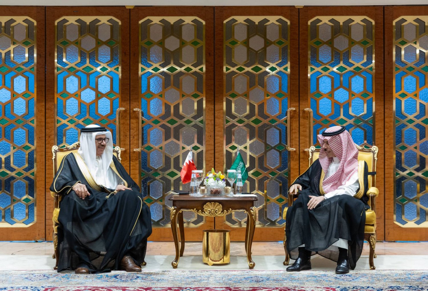 استعرض الأمير فيصل بن فرحان وزير الخارجية السعودي يستقبل نظيره البحريني عبد اللطيف الزياني بالرياض (واس)