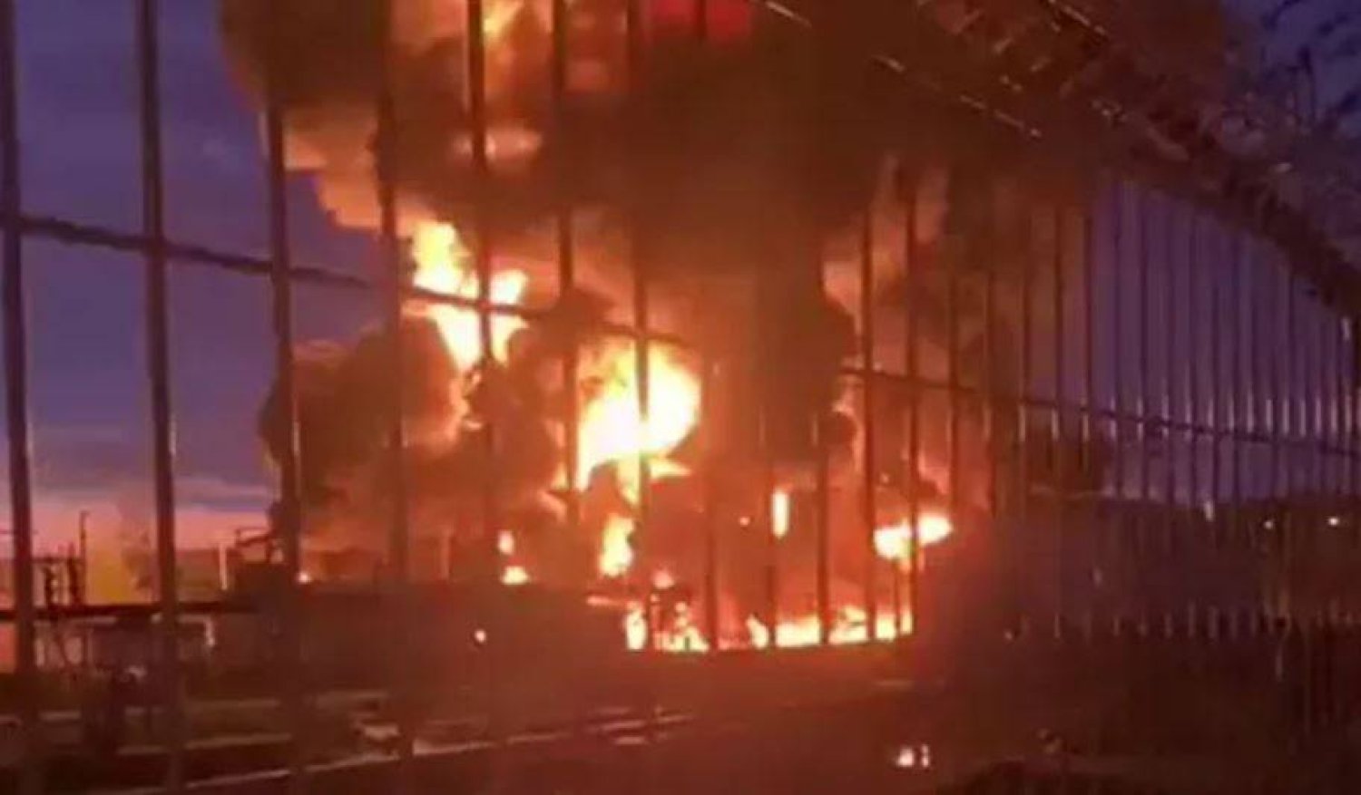 لقطات مصورة لحريق محطة نفط مشتعلة في سمولينسك (وسائل إعلام محلية)