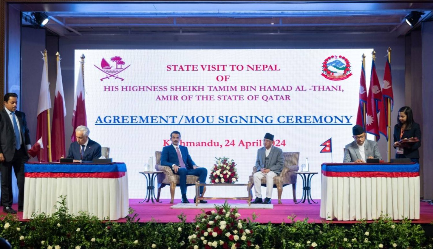 أمير قطر الشيخ تميم ورئيس وزراء نيبال بوشبا كمال دهال في أثناء حضورهما مراسم توقيع عدد من الاتفاقيات لتعزيز التعاون الاقتصادي (قنا)