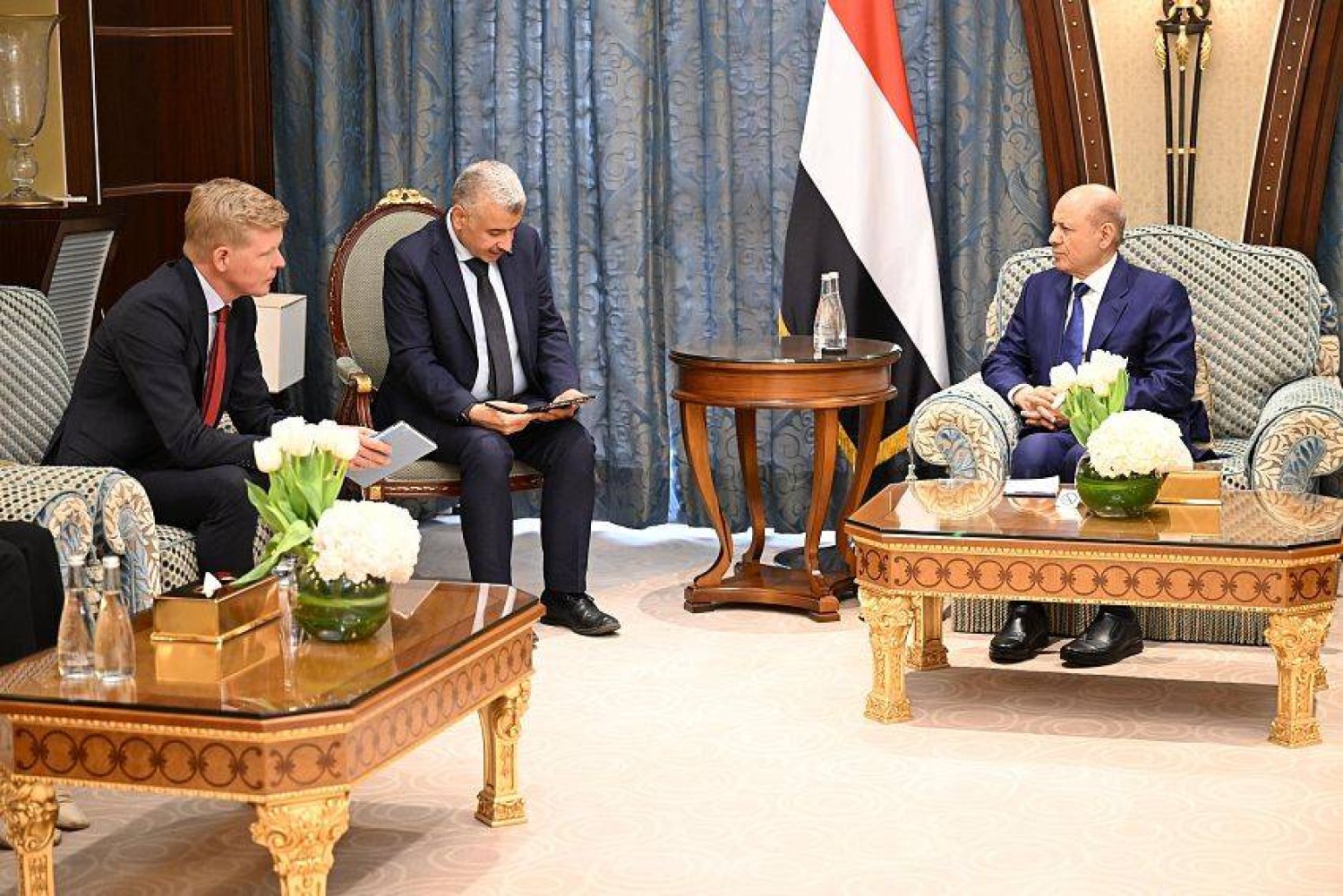 رئيس مجلس القيادة الرئاسي اليمني استقبل في الرياض المبعوث الأممي (سبأ)