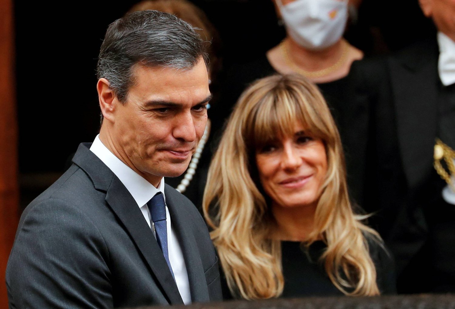 رئيس الوزراء الإسباني بيدرو سانشيز وزوجته ماريا بيغونا غوميز فرنانديز (رويترز)