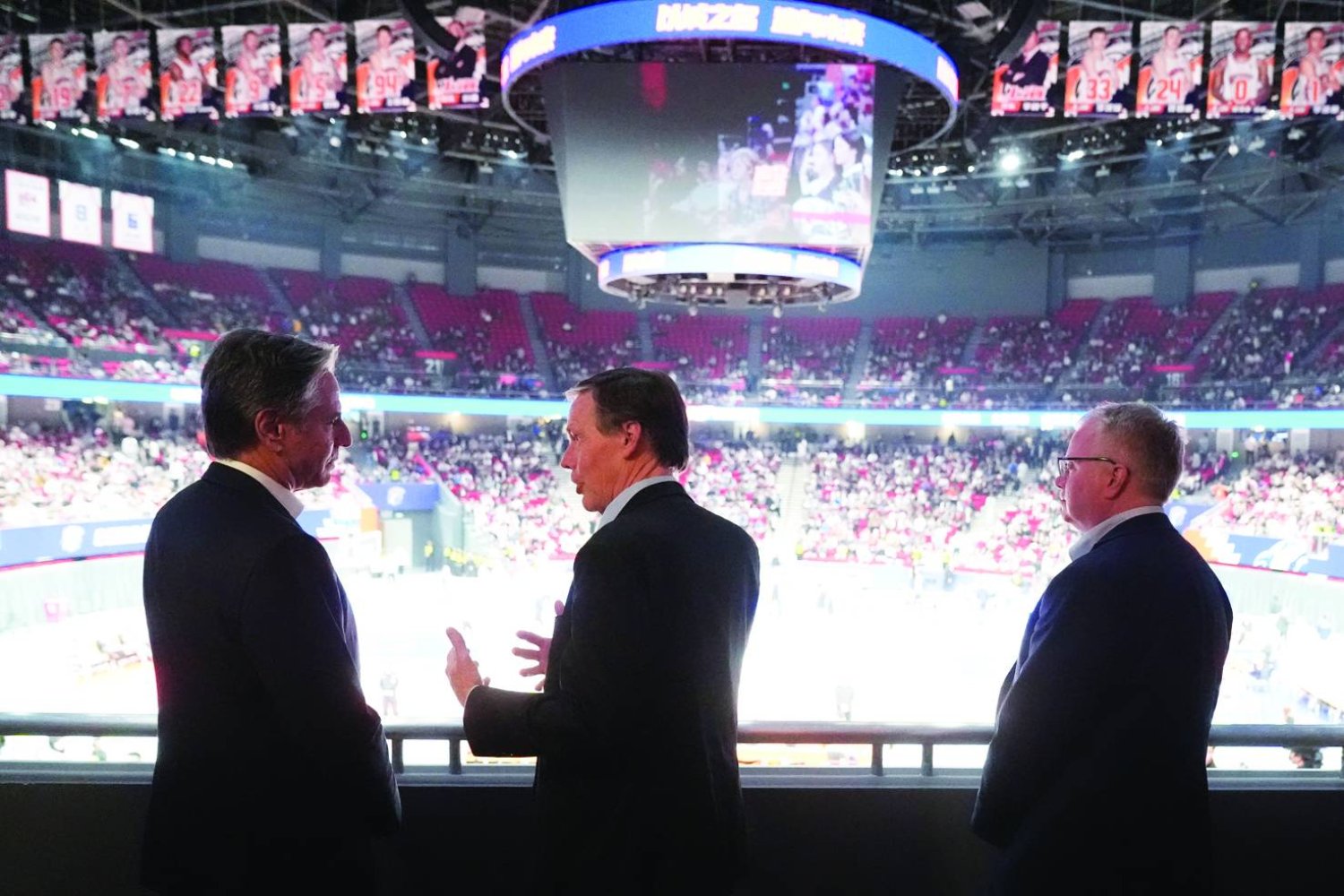 
وزير الخارجية الأميركي أنتوني بلينكن يتحدث مع السفير الأميركي لدى الصين نيكولاس بيرنز خلال مباراة كرة سلة في شنغهاي أمس (أ.ب)