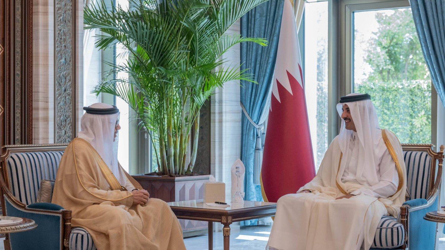 أمير قطر الشيخ تميم بن حمد آل ثاني خلال استقباله اليوم وزير الخارجية البحريني عبد اللطيف الزياني (قنا)