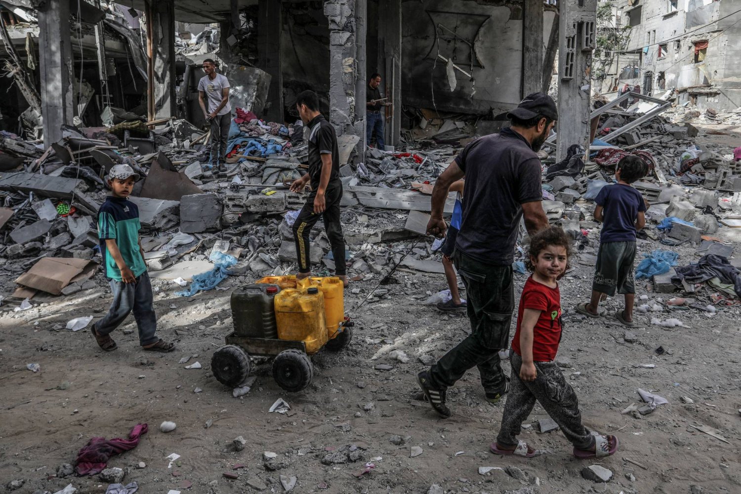 فلسطينيون يتفقدون منزلاً دُمّر في أعقاب غارة جوية إسرائيلية على رفح اليوم (د.ب.أ)
