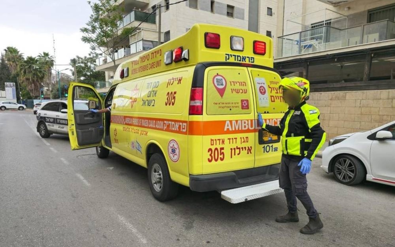 سيارة إسعاف إسرائيلية نقلت المصابة في عملية طعن بالرملة (نجمة داود الحمراء على منصة إكس)