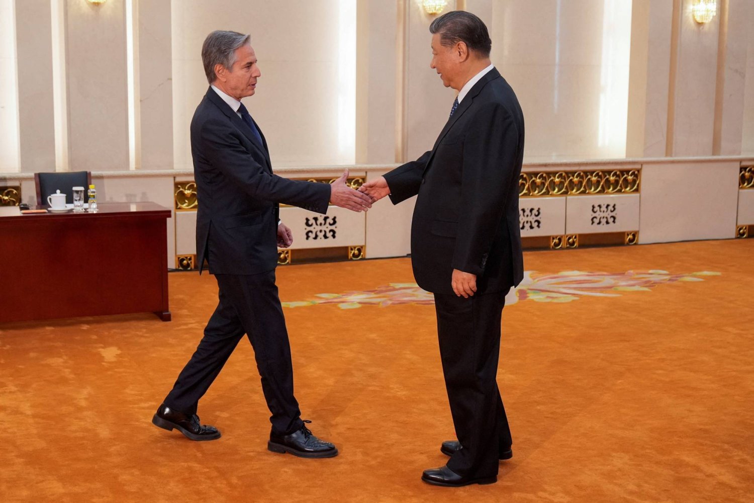 الرئيس الصيني شي جينبينغ مستقبلاً وزير الخارجية الأميركي أنتوني بلينكن في بكين أمس (رويترز)