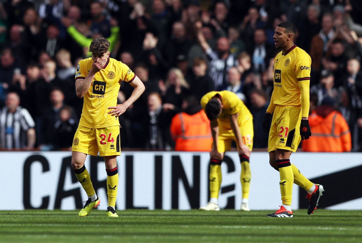 لاعبو شيفيلد في مشهد حزين بعد الهبوط من الدوري الإنجليزي الممتاز (رويترز)