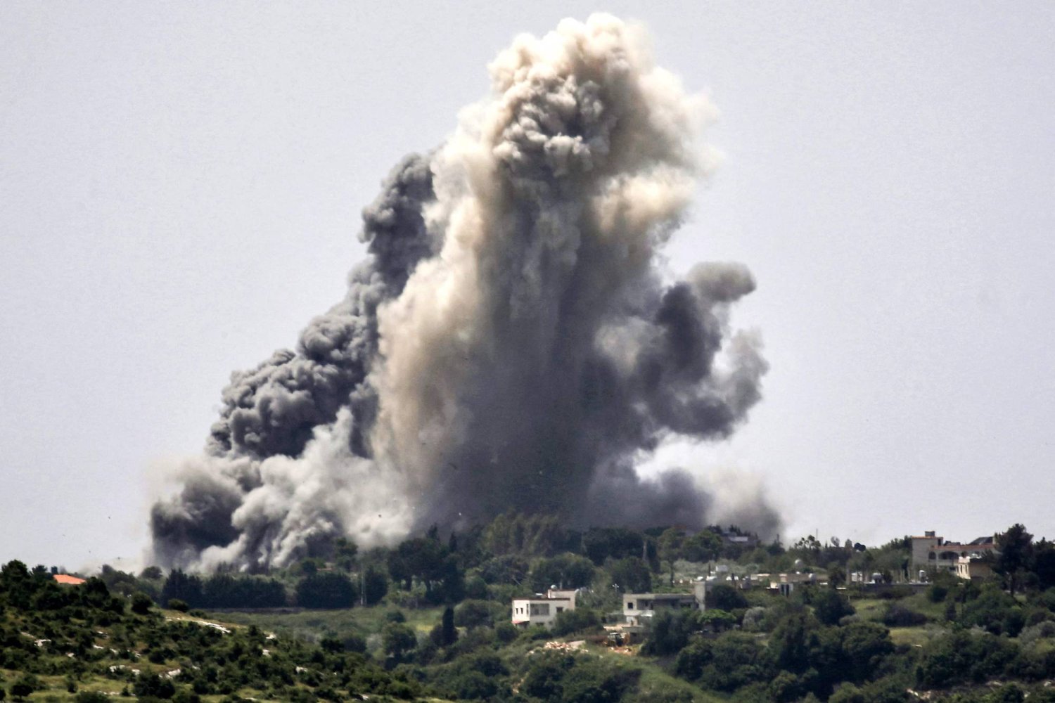 أعمدة الدخان تتصاعد بعد قصف إسرائيلي على جنوب لبنان (أ.ف.ب)