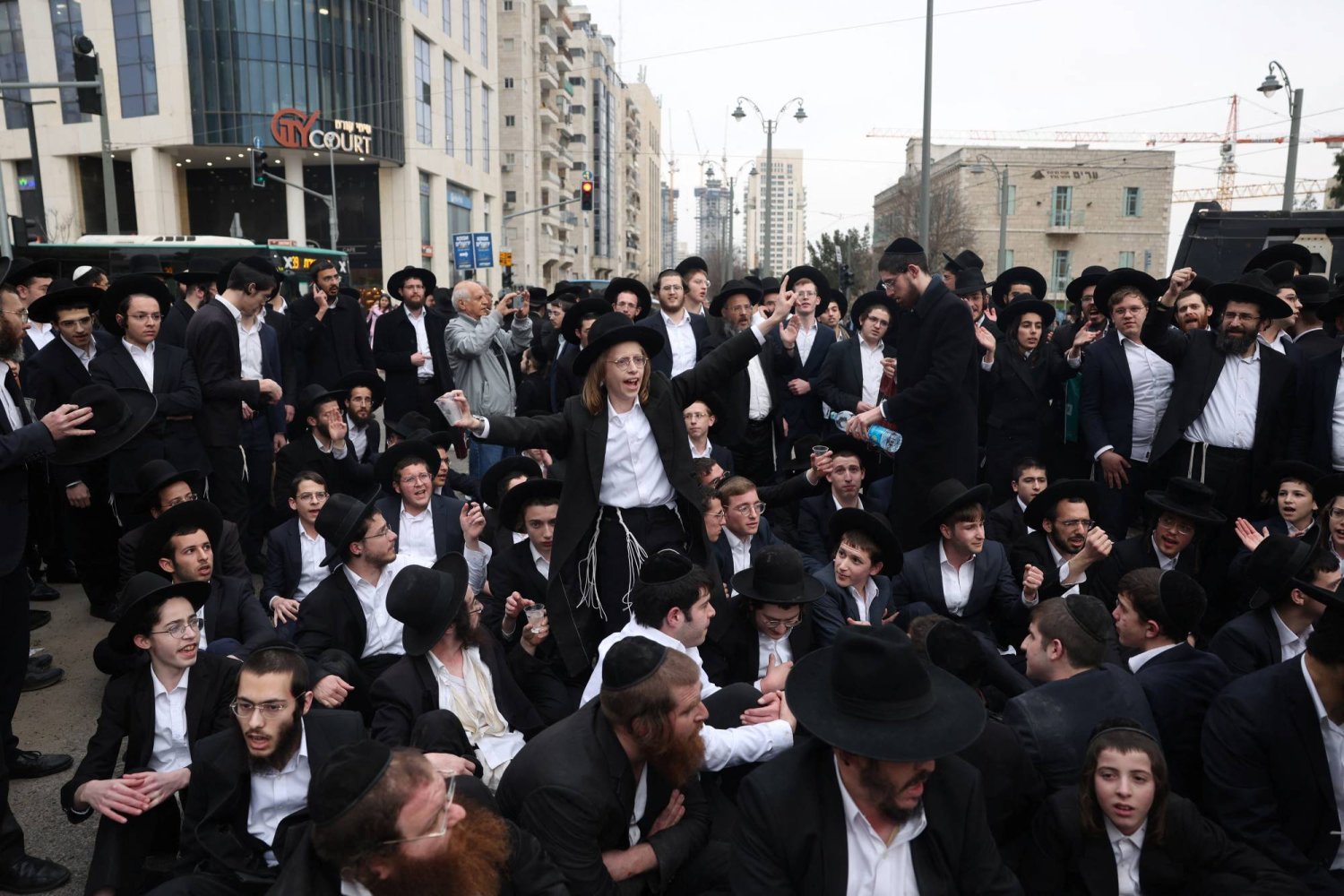 متشددون يهود يحتجون في فبراير الماضي على خطط حكومية لإلزامهم بالتجنيد العسكري (رويترز)