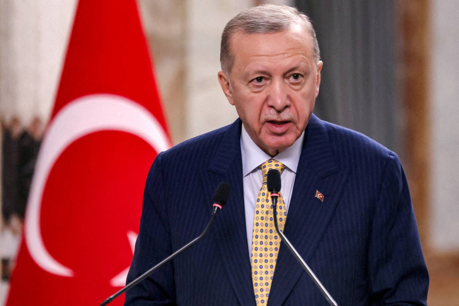 إردوغان خلال مؤتمر صحافي بأربيل في 22 أبريل (رويترز)