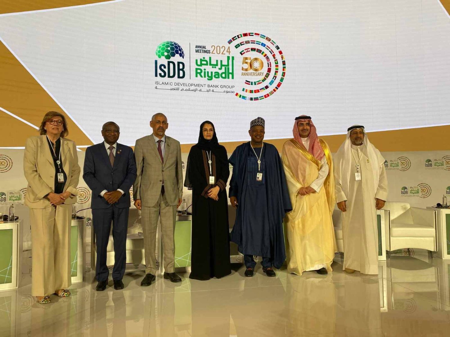 رئيس مجموعة «البنك الإسلامي للتنمية» ورئيسة الشراكة العالمية للتعليم مع بعض ضيوف إحدى جلسات الاجتماعات السنوية 2024 للبنك (الشرق الأوسط)